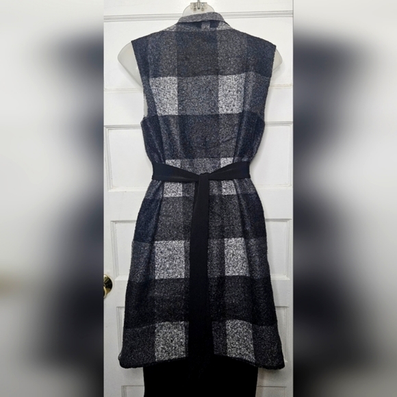 Mode Vin Rouge Fashion Black Grey Check Vest with Side Slits and Pockets - Picture 12 of 13